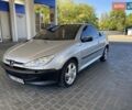 Серый Пежо 206, объемом двигателя 1.59 л и пробегом 218 тыс. км за 3200 $, фото 1 на Automoto.ua