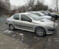 Серый Пежо 206, объемом двигателя 1.4 л и пробегом 285 тыс. км за 2000 $, фото 3 на Automoto.ua