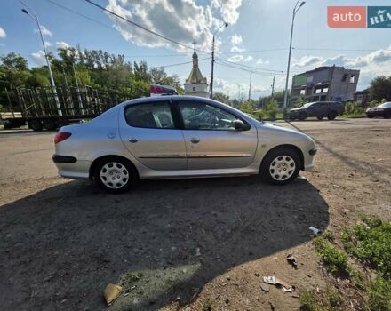 Сірий Пежо 206, об'ємом двигуна 1.36 л та пробігом 87 тис. км за 3000 $, фото 5 на Automoto.ua