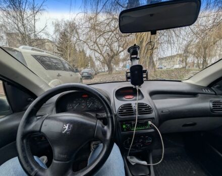 Серый Пежо 206, объемом двигателя 1.4 л и пробегом 285 тыс. км за 2000 $, фото 5 на Automoto.ua