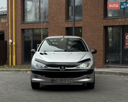 Серый Пежо 206, объемом двигателя 1.36 л и пробегом 184 тыс. км за 2300 $, фото 1 на Automoto.ua