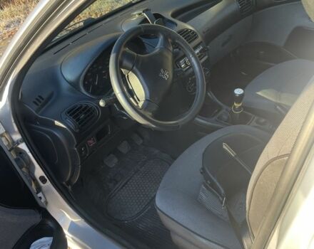 Серый Пежо 206, объемом двигателя 1.4 л и пробегом 262 тыс. км за 3500 $, фото 3 на Automoto.ua