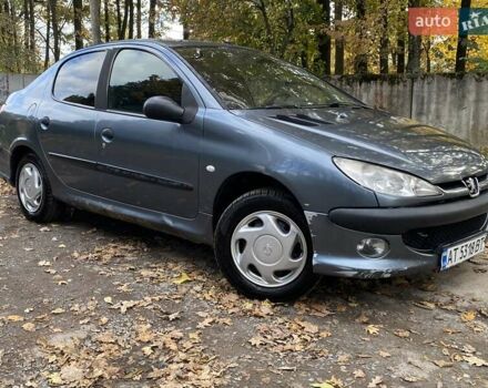 Сірий Пежо 206, об'ємом двигуна 1.36 л та пробігом 388 тис. км за 2000 $, фото 4 на Automoto.ua