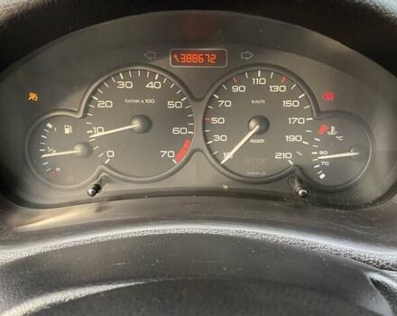 Сірий Пежо 206, об'ємом двигуна 1.36 л та пробігом 388 тис. км за 2000 $, фото 6 на Automoto.ua