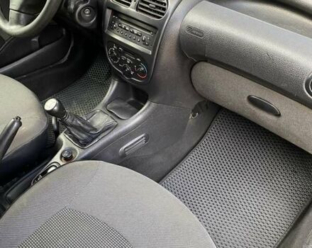 Сірий Пежо 206, об'ємом двигуна 1.36 л та пробігом 388 тис. км за 2000 $, фото 7 на Automoto.ua