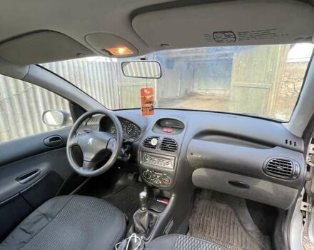 Серый Пежо 206, объемом двигателя 1.36 л и пробегом 150 тыс. км за 3500 $, фото 16 на Automoto.ua