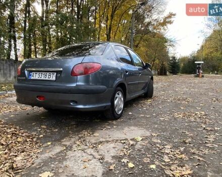 Сірий Пежо 206, об'ємом двигуна 1.36 л та пробігом 388 тис. км за 2000 $, фото 5 на Automoto.ua