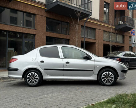 Серый Пежо 206, объемом двигателя 1.36 л и пробегом 184 тыс. км за 2300 $, фото 3 на Automoto.ua