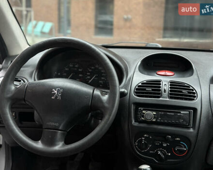 Серый Пежо 206, объемом двигателя 1.36 л и пробегом 184 тыс. км за 2100 $, фото 8 на Automoto.ua