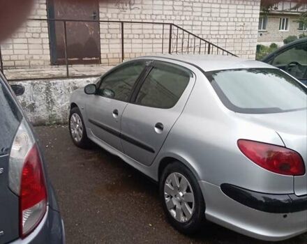 Сірий Пежо 206, об'ємом двигуна 1.36 л та пробігом 153 тис. км за 2800 $, фото 3 на Automoto.ua