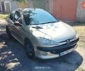 Сірий Пежо 206, об'ємом двигуна 1.36 л та пробігом 195 тис. км за 2000 $, фото 1 на Automoto.ua
