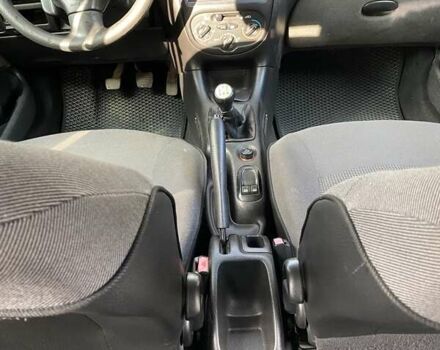 Сірий Пежо 206, об'ємом двигуна 1.36 л та пробігом 388 тис. км за 2000 $, фото 8 на Automoto.ua