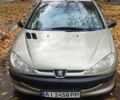Серый Пежо 206, объемом двигателя 1.4 л и пробегом 402 тыс. км за 2200 $, фото 1 на Automoto.ua