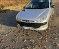 Сірий Пежо 206, об'ємом двигуна 1.36 л та пробігом 230 тис. км за 3200 $, фото 1 на Automoto.ua