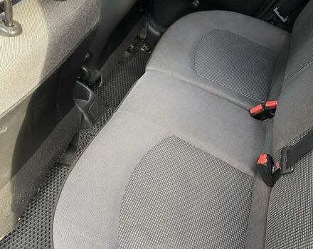 Сірий Пежо 206, об'ємом двигуна 1.36 л та пробігом 388 тис. км за 2000 $, фото 9 на Automoto.ua