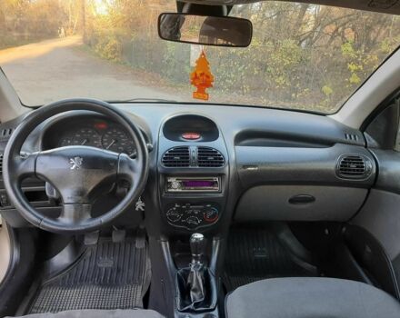 Серый Пежо 206, объемом двигателя 1.4 л и пробегом 250 тыс. км за 2650 $, фото 8 на Automoto.ua