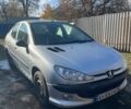 Серый Пежо 206, объемом двигателя 1.4 л и пробегом 150 тыс. км за 3500 $, фото 1 на Automoto.ua