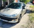Сірий Пежо 206, об'ємом двигуна 1.36 л та пробігом 195 тис. км за 2000 $, фото 4 на Automoto.ua