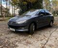 Сірий Пежо 206, об'ємом двигуна 1.36 л та пробігом 388 тис. км за 2000 $, фото 1 на Automoto.ua