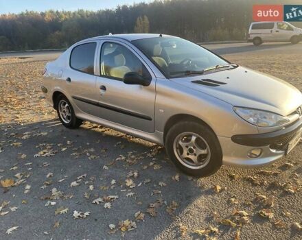 Сірий Пежо 206, об'ємом двигуна 1.36 л та пробігом 230 тис. км за 3200 $, фото 1 на Automoto.ua