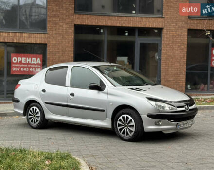 Серый Пежо 206, объемом двигателя 1.36 л и пробегом 184 тыс. км за 2300 $, фото 2 на Automoto.ua