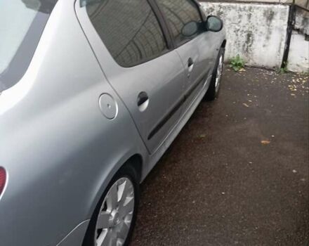 Сірий Пежо 206, об'ємом двигуна 1.36 л та пробігом 153 тис. км за 2800 $, фото 4 на Automoto.ua