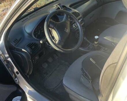 Сірий Пежо 206, об'ємом двигуна 1.36 л та пробігом 230 тис. км за 3200 $, фото 5 на Automoto.ua