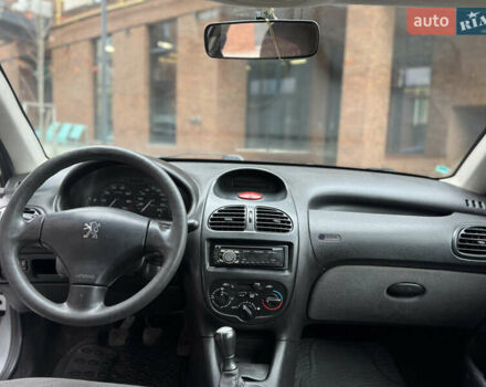 Серый Пежо 206, объемом двигателя 1.36 л и пробегом 184 тыс. км за 2100 $, фото 7 на Automoto.ua