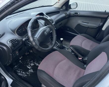 Серый Пежо 206, объемом двигателя 1.4 л и пробегом 250 тыс. км за 1900 $, фото 10 на Automoto.ua