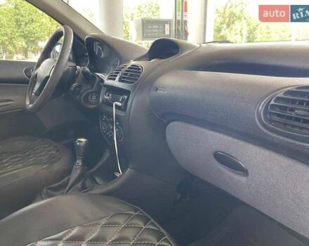 Сірий Пежо 206, об'ємом двигуна 1.36 л та пробігом 245 тис. км за 4499 $, фото 13 на Automoto.ua