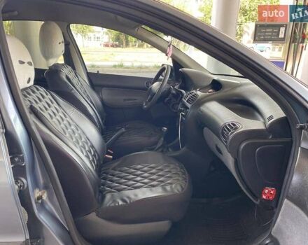 Сірий Пежо 206, об'ємом двигуна 1.36 л та пробігом 245 тис. км за 4499 $, фото 12 на Automoto.ua
