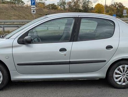 Сірий Пежо 206, об'ємом двигуна 1.36 л та пробігом 88 тис. км за 3500 $, фото 2 на Automoto.ua