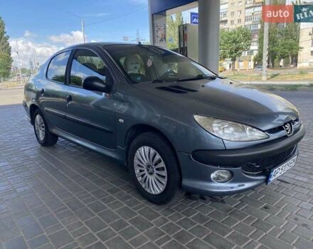 Сірий Пежо 206, об'ємом двигуна 1.36 л та пробігом 245 тис. км за 4499 $, фото 2 на Automoto.ua