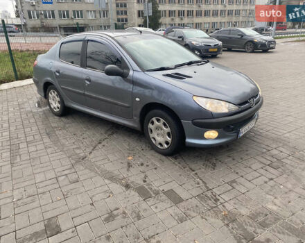 Серый Пежо 206, объемом двигателя 1.36 л и пробегом 141 тыс. км за 3700 $, фото 2 на Automoto.ua