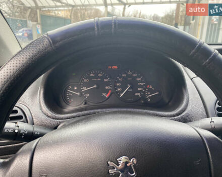 Серый Пежо 206, объемом двигателя 1.36 л и пробегом 141 тыс. км за 3700 $, фото 9 на Automoto.ua