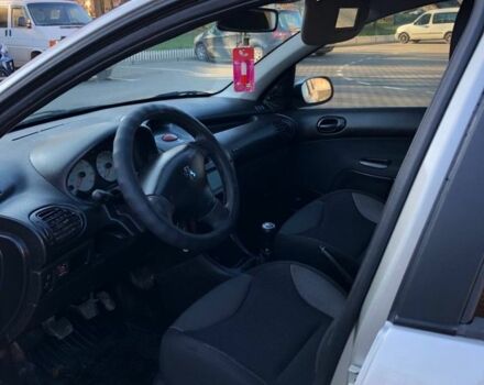 Сірий Пежо 206, об'ємом двигуна 1.4 л та пробігом 280 тис. км за 3300 $, фото 2 на Automoto.ua