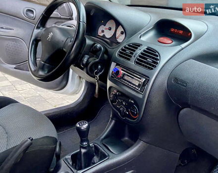 Серый Пежо 206, объемом двигателя 1.4 л и пробегом 260 тыс. км за 2850 $, фото 13 на Automoto.ua