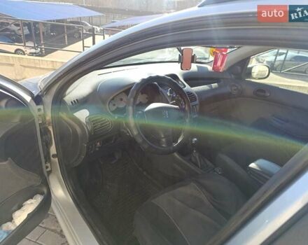 Сірий Пежо 206, об'ємом двигуна 1.36 л та пробігом 264 тис. км за 3400 $, фото 2 на Automoto.ua
