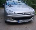 Серый Пежо 206, объемом двигателя 1.36 л и пробегом 156 тыс. км за 3800 $, фото 1 на Automoto.ua