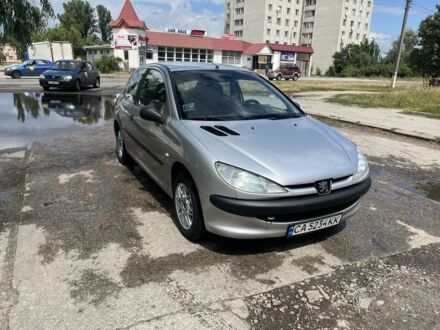 Серый Пежо 206, объемом двигателя 1.1 л и пробегом 211 тыс. км за 2100 $, фото 1 на Automoto.ua