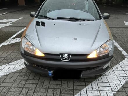 Сірий Пежо 206, об'ємом двигуна 1.36 л та пробігом 173 тис. км за 2000 $, фото 1 на Automoto.ua