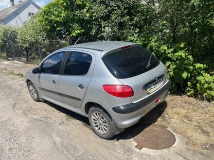 Пежо 206 2001 у Городке на Automoto.ua Сірий Пежо 206, об'ємом двигуна 1.4 л та пробігом 300 тис. км за 2200 $, фото 1 на Automoto.ua