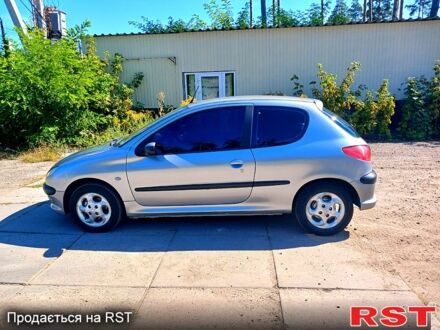 Серый Пежо 206, объемом двигателя 1.4 л и пробегом 150 тыс. км за 4800 $, фото 1 на Automoto.ua