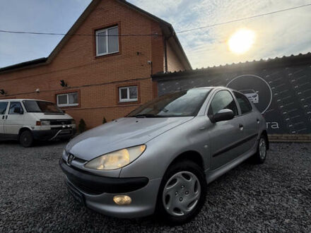 Серый Пежо 206, объемом двигателя 1.36 л и пробегом 260 тыс. км за 3500 $, фото 1 на Automoto.ua