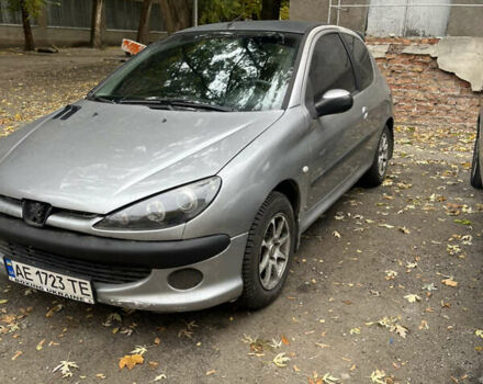Серый Пежо 206, объемом двигателя 1.36 л и пробегом 300 тыс. км за 2600 $, фото 1 на Automoto.ua