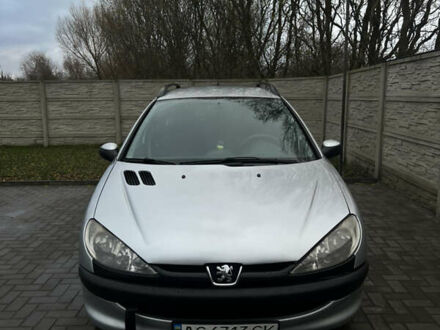 Серый Пежо 206, объемом двигателя 1.36 л и пробегом 220 тыс. км за 3800 $, фото 1 на Automoto.ua