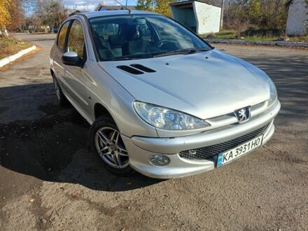 Серый Пежо 206, объемом двигателя 1.4 л и пробегом 170 тыс. км за 3800 $, фото 1 на Automoto.ua