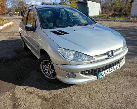 Серый Пежо 206, объемом двигателя 1.4 л и пробегом 170 тыс. км за 3800 $, фото 1 на Automoto.ua