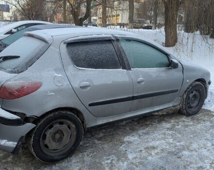 Серый Пежо 206, объемом двигателя 1.36 л и пробегом 260 тыс. км за 1200 $, фото 1 на Automoto.ua