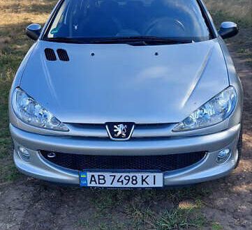 Серый Пежо 206, объемом двигателя 1.6 л и пробегом 90 тыс. км за 5500 $, фото 1 на Automoto.ua